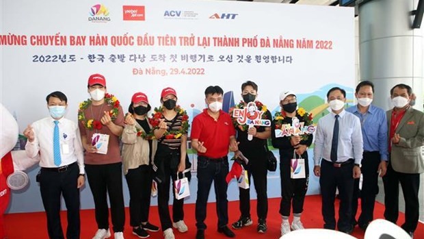 岘港市旅游局、岘港国际机场和越捷航空公司等领导代表到机场向游客送花和赠送礼物。