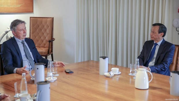 越南驻丹麦大使梁青毅与丹麦亚洲屋领导举行工作会谈。（图片来源：越通社）