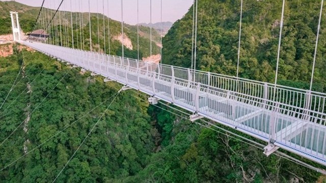 越南山罗省木州县芒廊乡白龙人行玻璃桥。