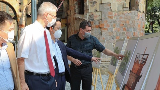 法国驻越大使馆文化参赞出席别墅修缮工程项目的开工仪式。（图片来源：越通社）