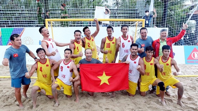 越南沙滩手球队庆祝胜利。