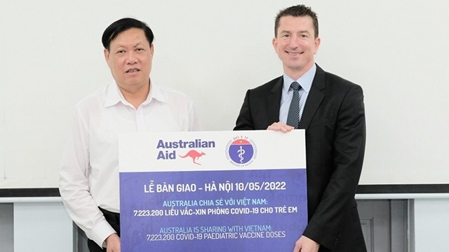 越南卫生部副部长杜春宣象征性接受由澳大利亚赠送的疫苗。