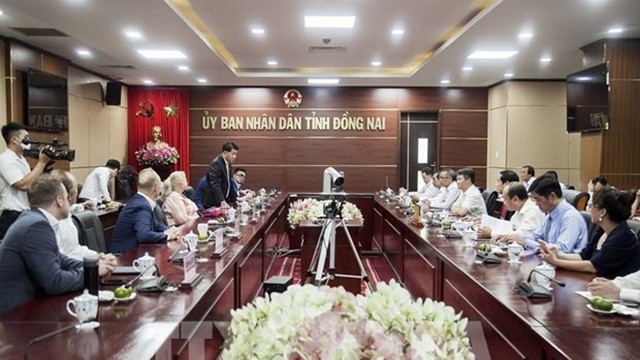 越南同奈省人民委员会领导会见德赫斯集团和雄仁集团领导。