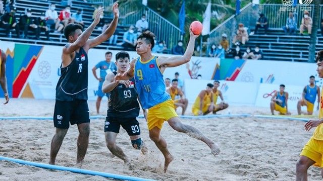 越南男子沙滩手球队（蓝衣）迎战新加坡男子沙滩手球队（黑衣）。