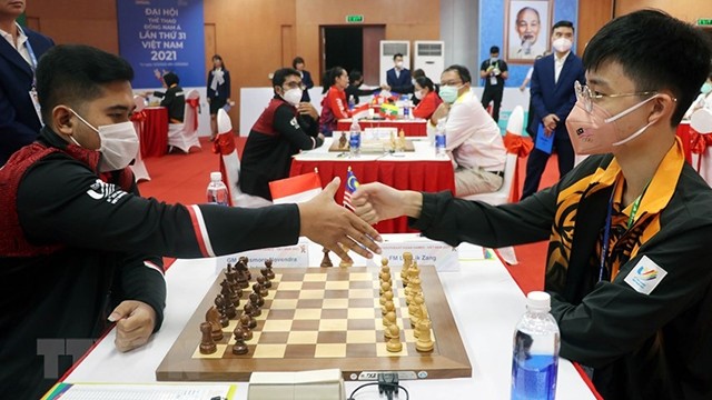 参加女子标准国际象棋项目的两名越南棋手。（图片来源：越通社）