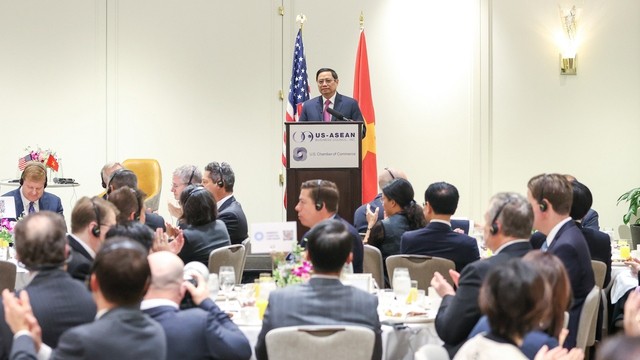 越南政府总理范明正与美国企业界举行座谈会。