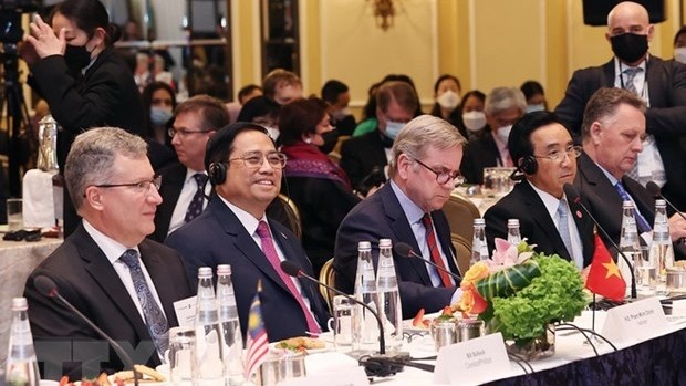 范明正总理和东盟领导人会见美国商界人士。（图片来源：越通社）