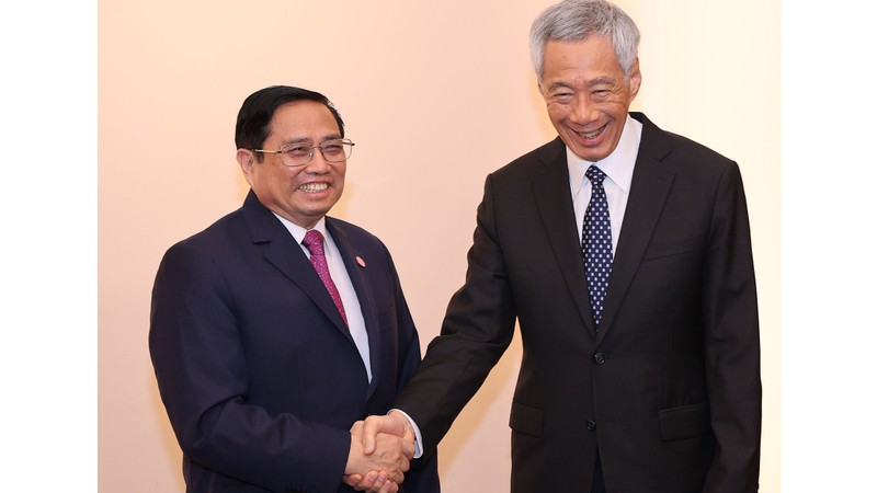 政府总理范明正会见新加坡总理李显龙。（图片来源：VGP）