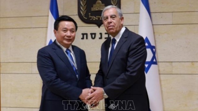 胡志明国家政治学院院长阮春胜同志与以色列议会议长米奇·列维亲切握手。