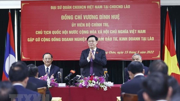 越南国会主席王廷惠与在老越南企业会面交流。（图片来源：越通社）