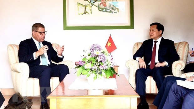 越南政府副总理黎明慨（左）会见《联合国气候变化框架公约》第26次缔约方大会（COP26）主席阿洛克·夏尔马。