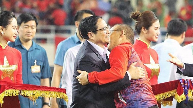 范明正总理向朴恒绪主教练表示祝贺与感谢。（啸明 摄）