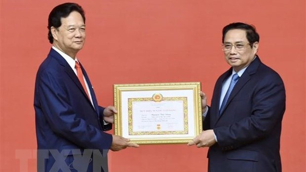 前越南政府总理阮晋勇获颁55年党龄纪念章。