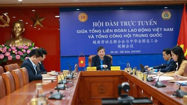 越南劳动总联合会常务副主席陈青海在会上发言。（图片来源：劳动报）