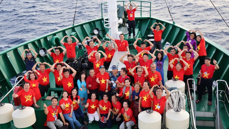 来自全球17个国家的40多名越南侨胞结束了越南侨团探访长沙岛县和DK1海上高脚屋。（图片来源：越通社）