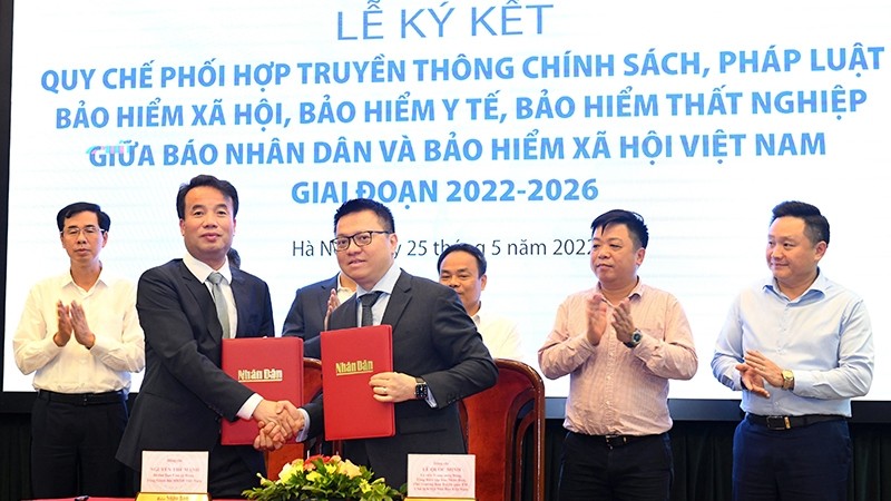 出席签字仪式的《人民报》社总编辑黎国明和越南社会保险机构总经理阮世孟。