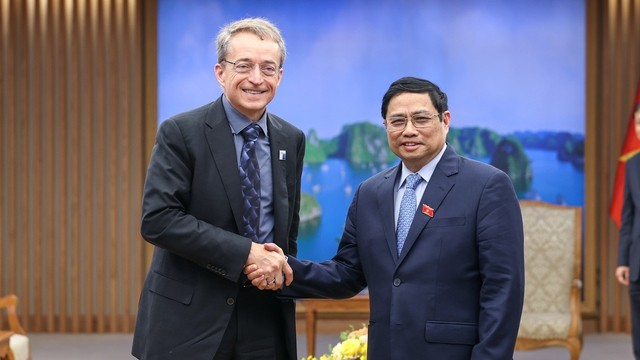 范明正总理与英特尔集团首席执行官帕特•基辛格握手。