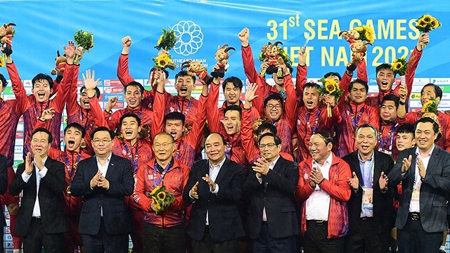 越南党、国家领导人就越南U23男足队夺得金牌表示祝贺。（陈海 摄）