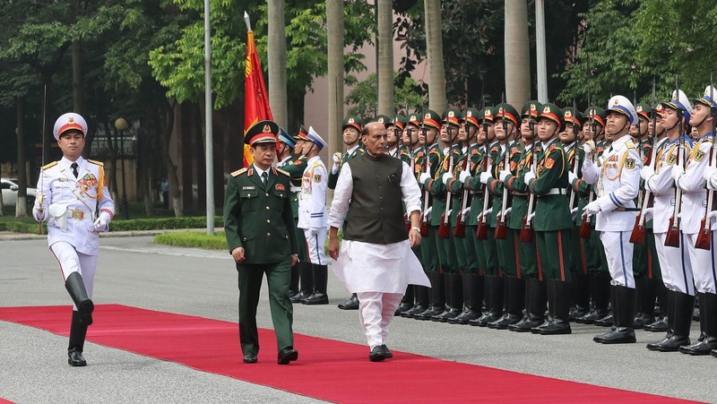 越南国防部长潘文江与印度国防部长拉杰纳特·辛格检阅越南人民军仪仗队。（图片来源：人民报网）