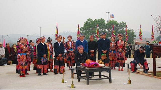 河江省苗旺县倮倮族同胞欢度祈雨节。