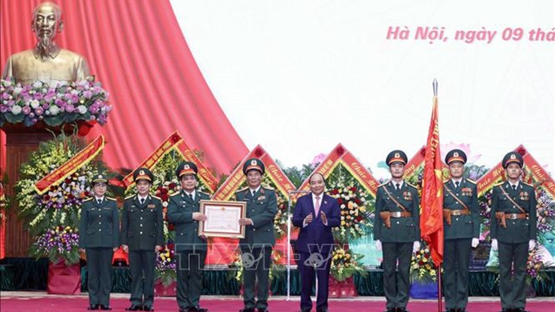 国家主席阮春福向11号兵团授予三级保卫祖国勋章。（图片来源：越通社）
