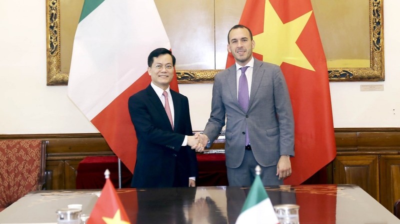 越南外交部副部长何金玉和意大利外交与国际合作部副部长曼利奥·迪斯特凡诺。（图片来源：越通社）