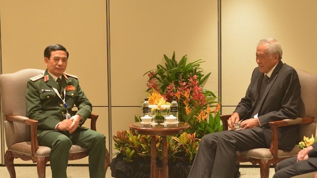 越南国防部长潘文江大将会见新加坡国防部长黄永宏。