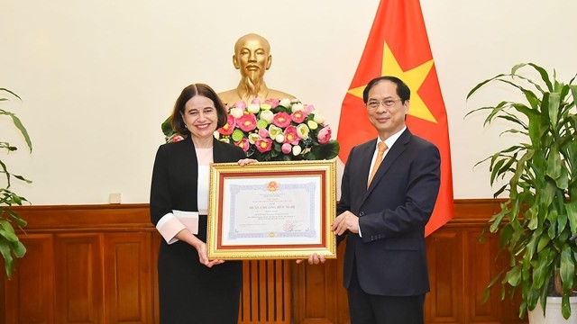  越南外交部长裴青山向澳大利亚驻越南大使罗宾•穆迪授予友谊勋章。
