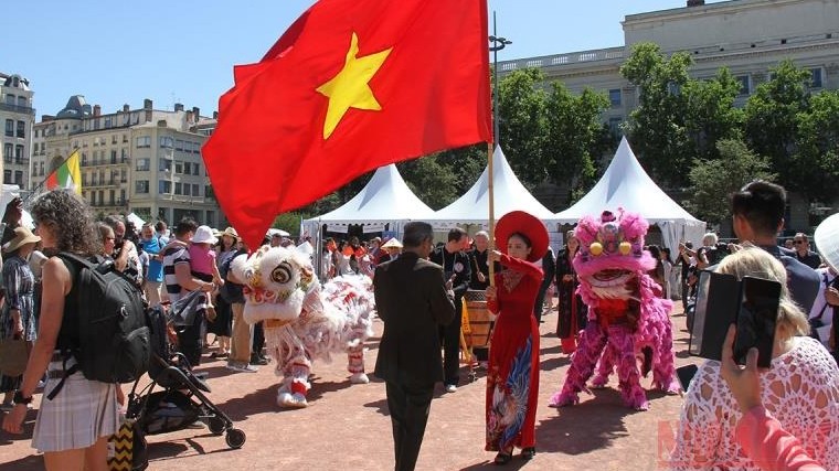 在法国领事日，越南国旗迎风飘扬。