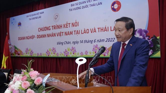 越南驻老挝大使阮伯雄发表讲话。（图片来源：越通社）