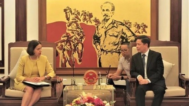 越南交通运输部部长阮文体会见了澳大利亚驻越南大使罗宾·穆迪。