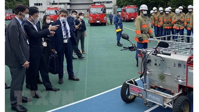 阮俊英少将一行参观东京消防学院。（图片来源：越通社）
